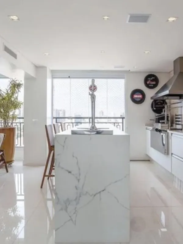 Descubra os 7 Modelos de Porcelanato para Área Gourmet: Elegância e Praticidade de Limpeza 96 sala e varanda gourmet integrada em um apartamento bem planejado