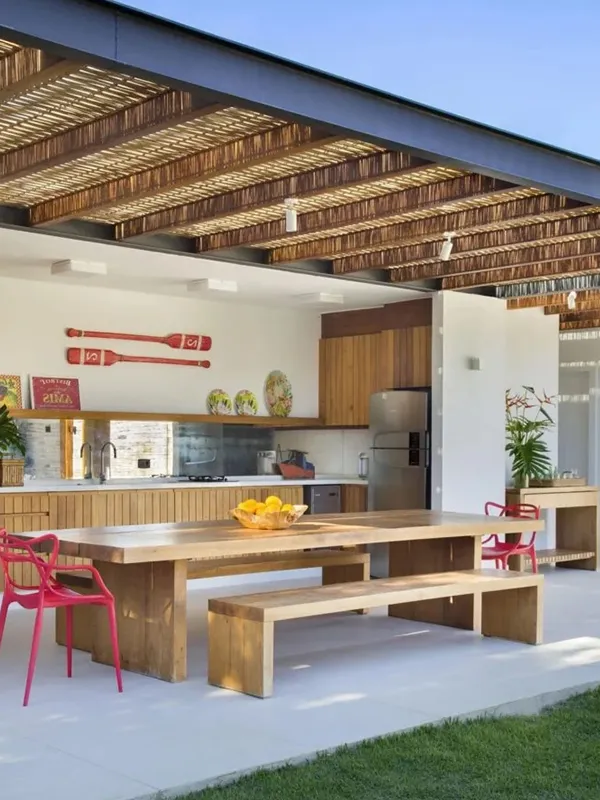 Descubra os 7 Modelos de Porcelanato para Área Gourmet: Elegância e Praticidade de Limpeza 97 local gourmet com toque amadeirado no forro