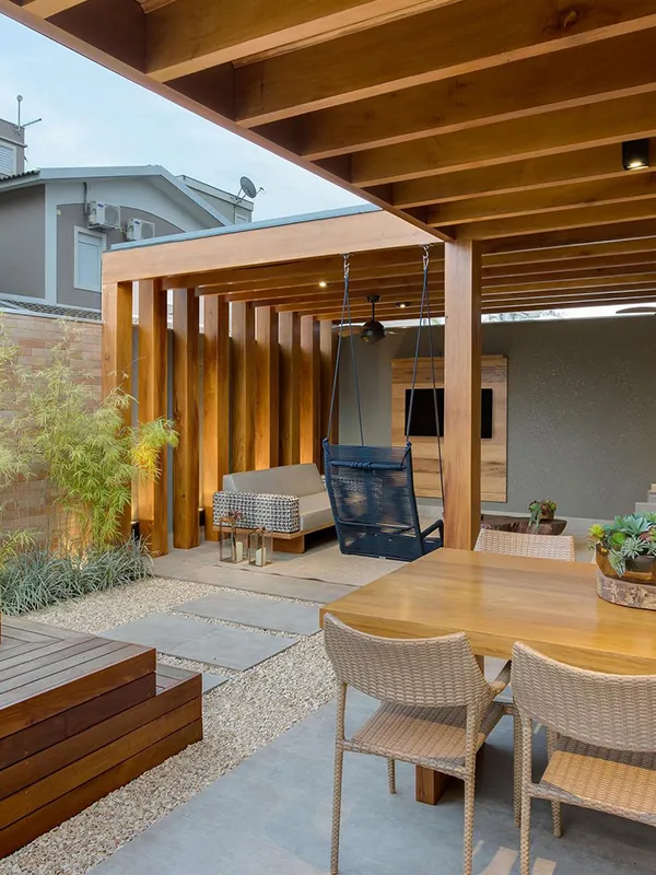 Descubra os 7 Modelos de Porcelanato para Área Gourmet: Elegância e Praticidade de Limpeza 88 espaço com pergolado churrasqueira