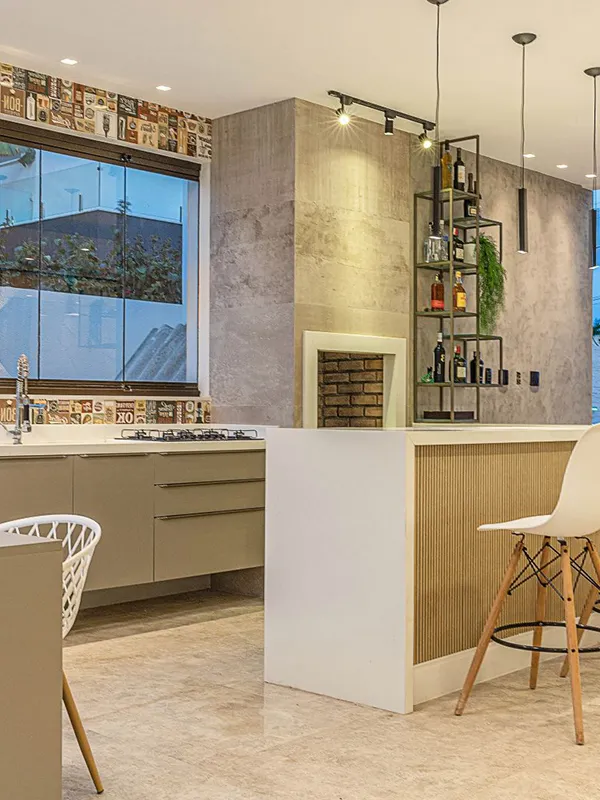 Descubra os 7 Modelos de Porcelanato para Área Gourmet: Elegância e Praticidade de Limpeza 100 espaço simples com churrasqueira e porcelanato branco na bancada