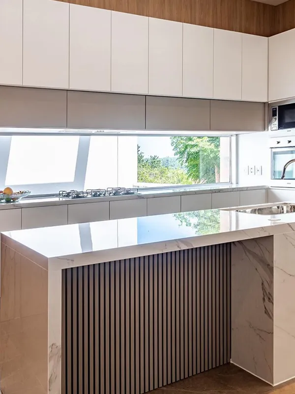 área luxuosa com bancada de cozinha 