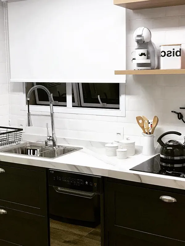 preto em destaque com cores brancas no revestimento da bancada 