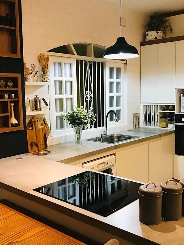 espaço simples com bancada na cozinha 