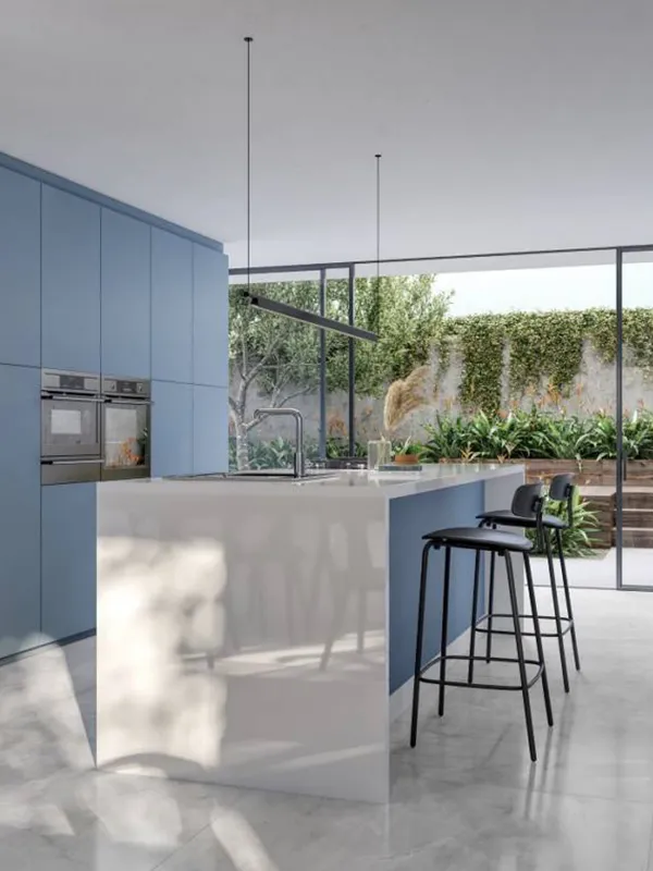 multiplas cores em um ambiente clean, esse espaço tem um jardim no final da casa 