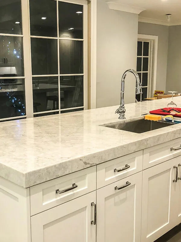 espaço mais clean com revestimento branco na bancada