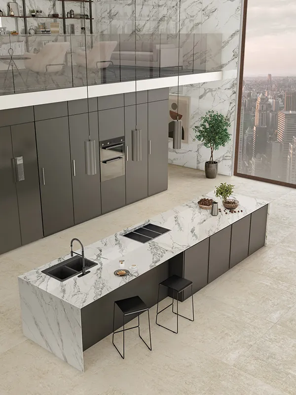 casa grande com porcelanato no piso e bancada 