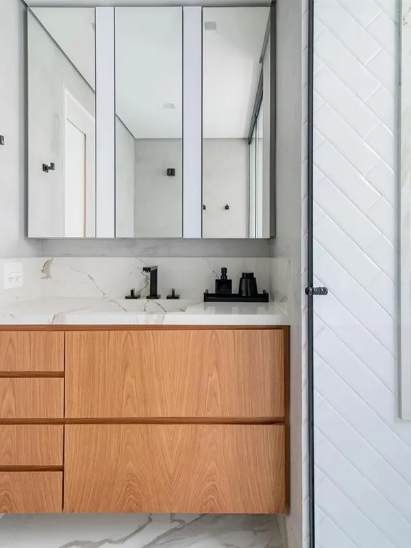 área do banheiro com to amadeirado nas portas do móvel da bancada 