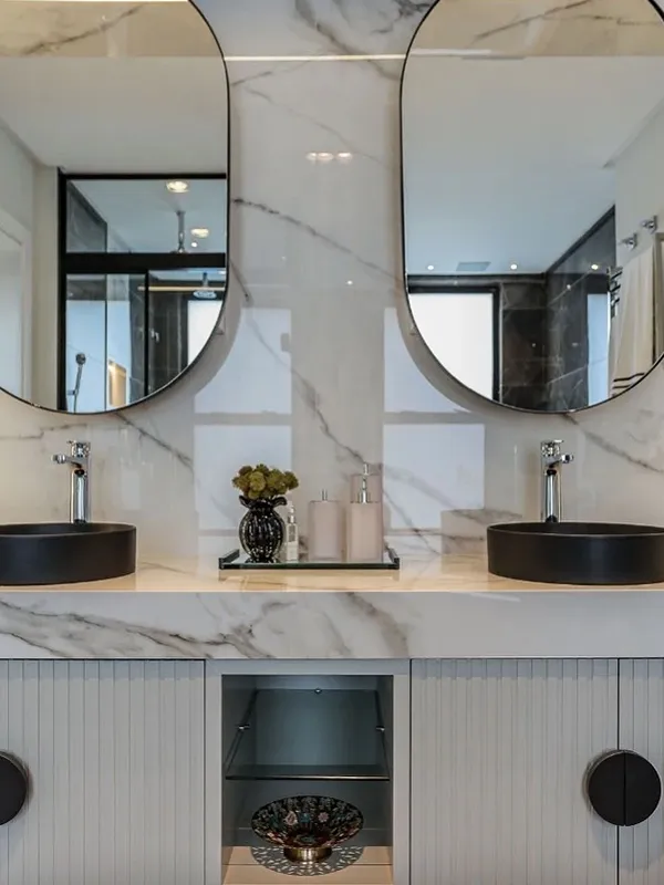 bancada elegante com efeito marmorizado e espelhos redondo 