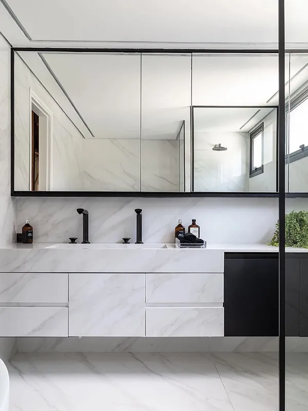 piso e parede do banheiro revestida 