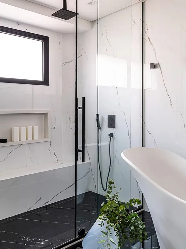 deixando um ambiente moderno e dstacando a banheira branca 