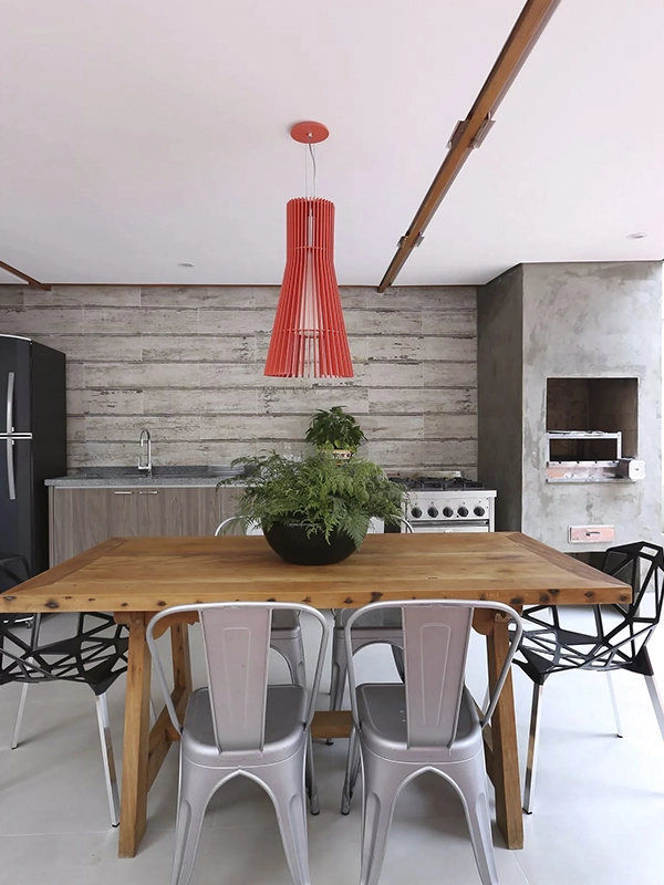 chuurasqueira com cimento quimado planejada na varanda do apartamento
