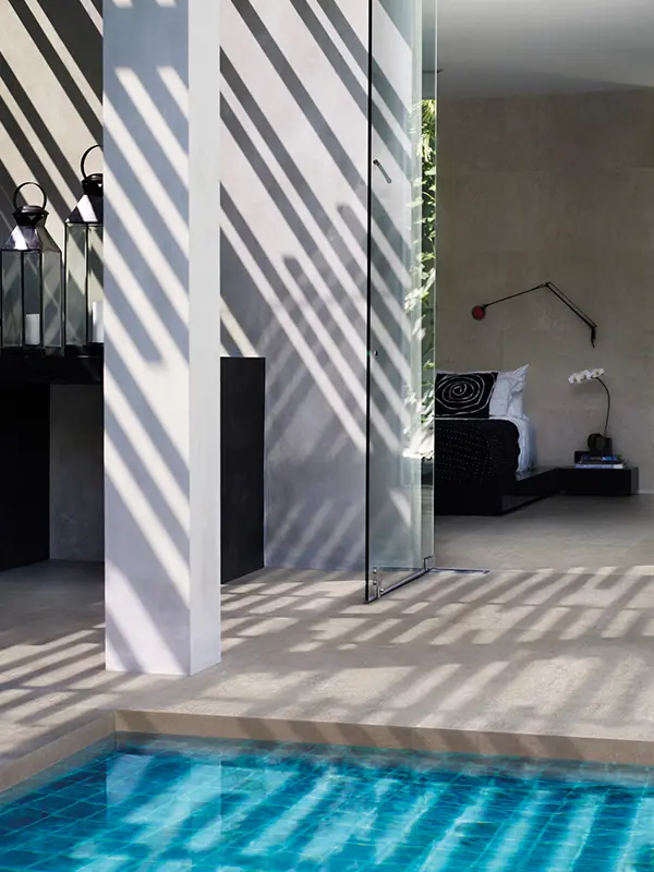 porcelanato aplicado na área de piscina