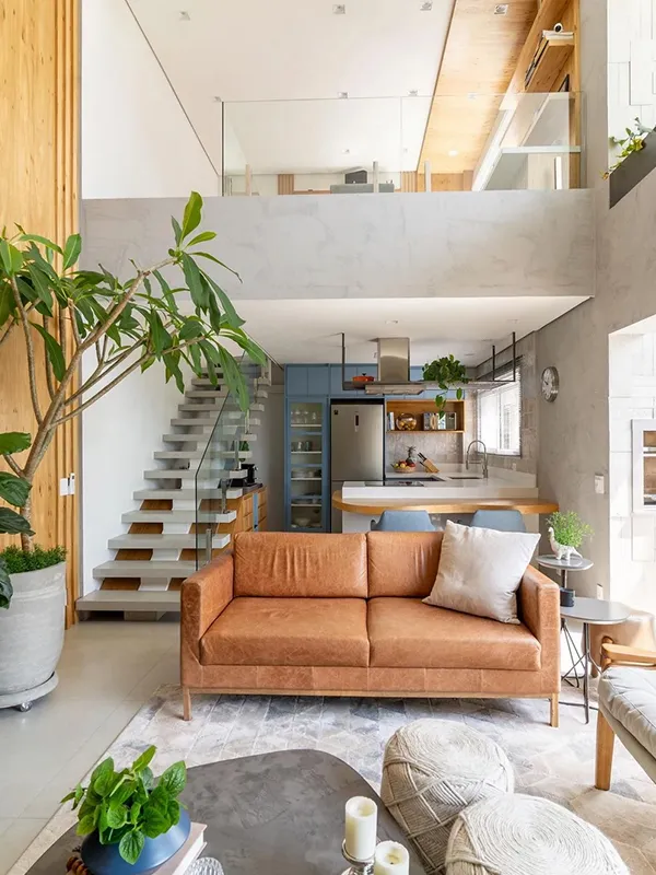 sala de estar grande de uma mansão