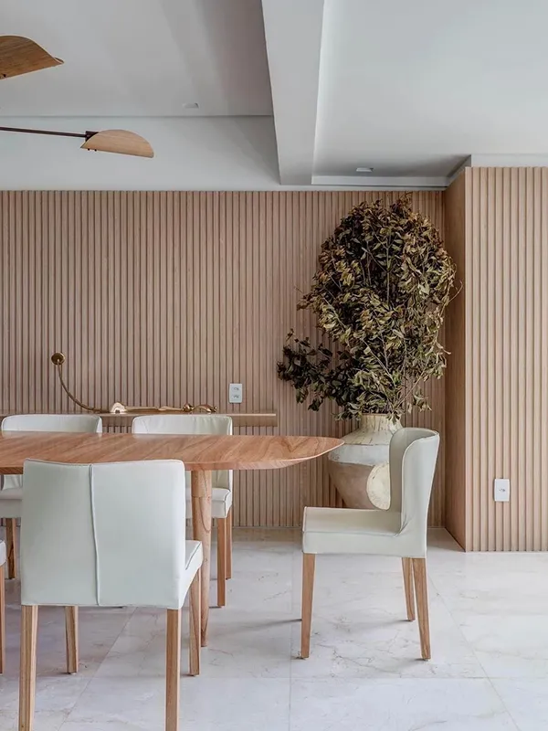 estilo conteporaneo com porcelanato e brises de madeira na parede