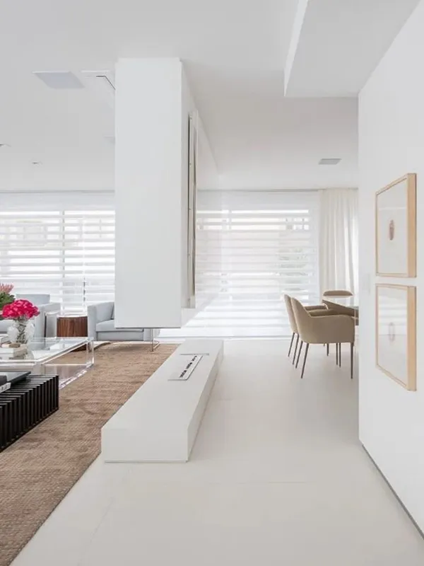 decoração minimalista para sala com toque branco