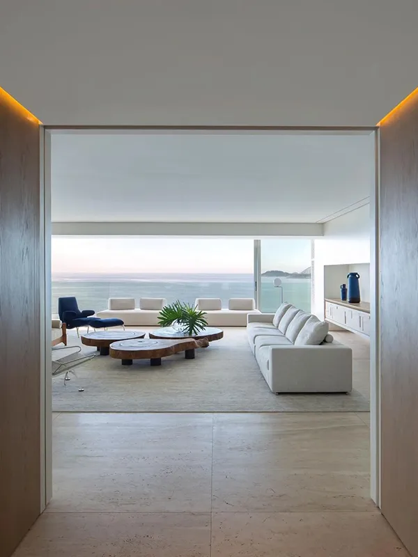 solução para ambientes de alto trafego, essa foto mostra uma sala de apartamento de praia com revestimento de porcelanato no piso