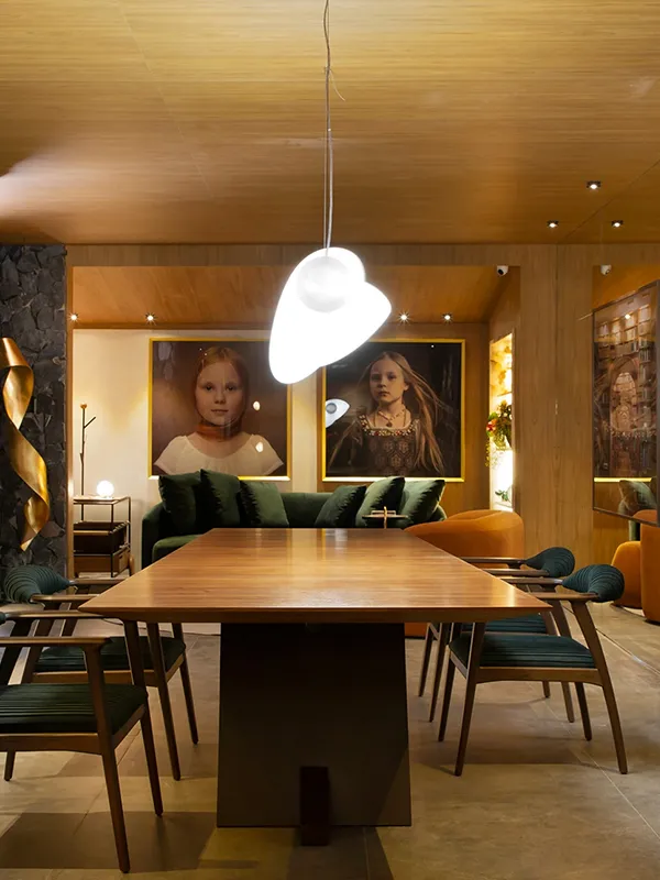 sala de jantar com lustre no meio da mesa, piso de porcelanato aplicado