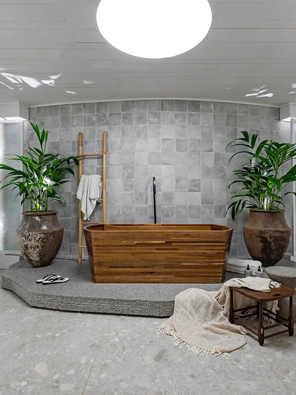 toque cimenticio no banheiro com ofuro de madeira 