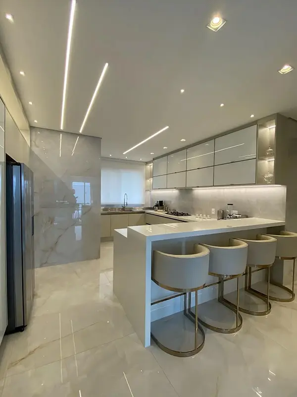 mostrando como brilha o porcelanato polido