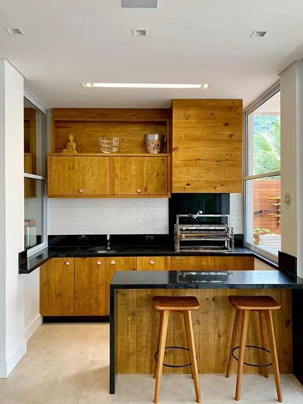 madeira na parede da churrasqueira