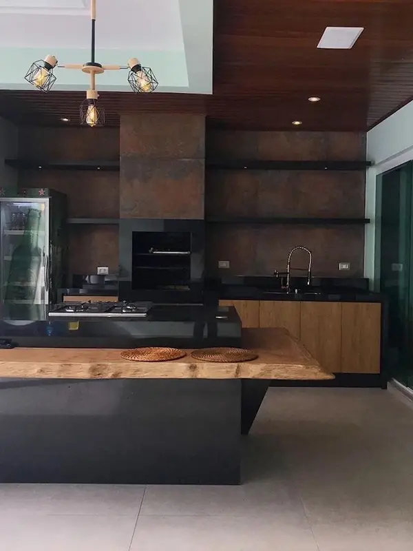 cores escuras e amadeirada na churrasqueira