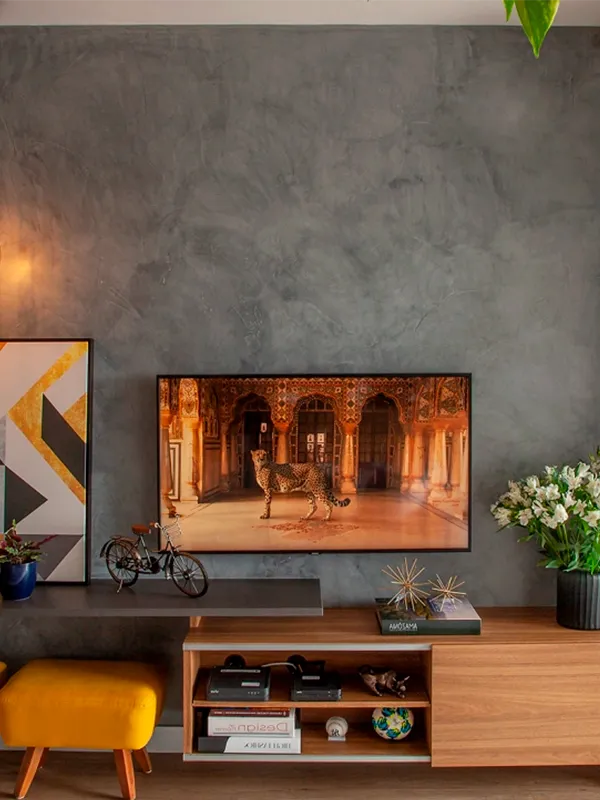 sala com parede de porcelenato de cimento queimado