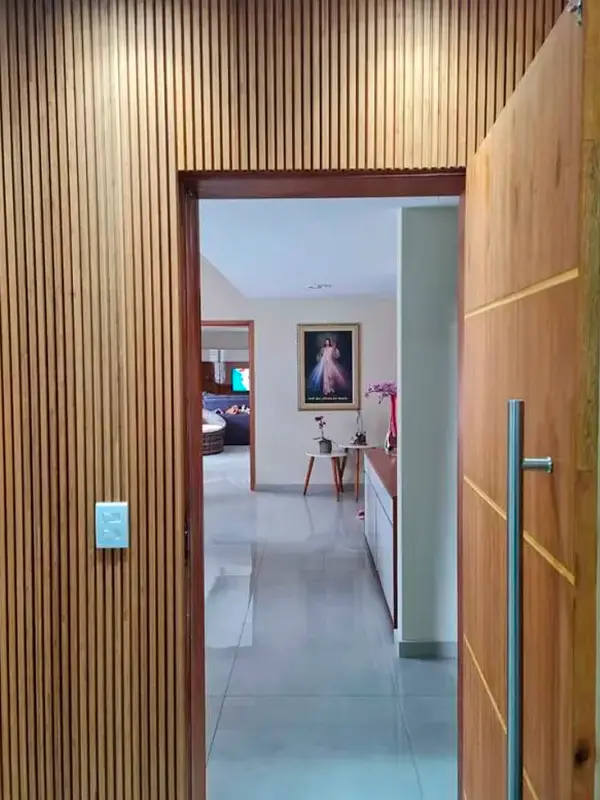 Porcelanato Ripado: O Segredo dos Espaços Elegantes! Preços, Dicas e Vantagens +23 Fotos 49 parede da sala de estar com ripado