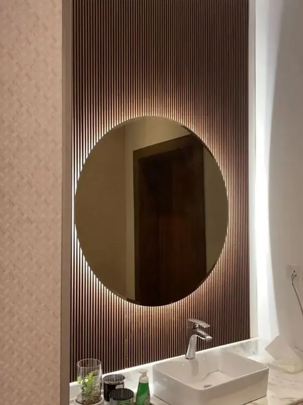 Porcelanato Ripado: O Segredo dos Espaços Elegantes! Preços, Dicas e Vantagens +23 Fotos 63 ripado de porcelanato preto com led e espelho redondo