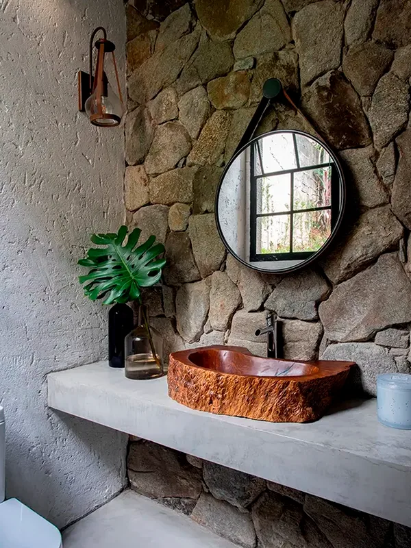 Pedras naturais na parede do banheiro