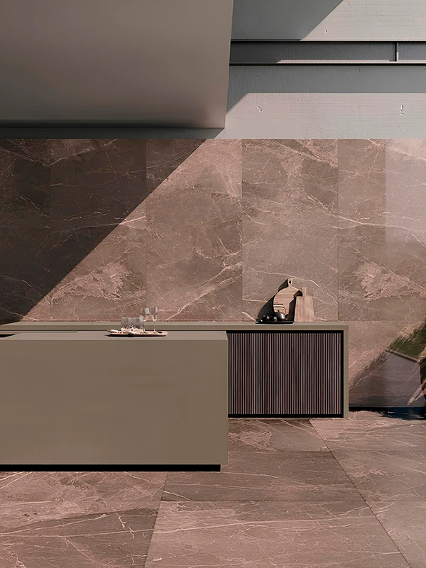 Porcelanato marrom marmorizado