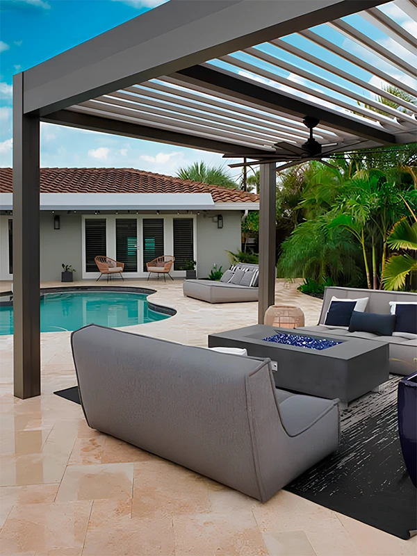 área de lazer com piscina e pergolado metalico galvanizado