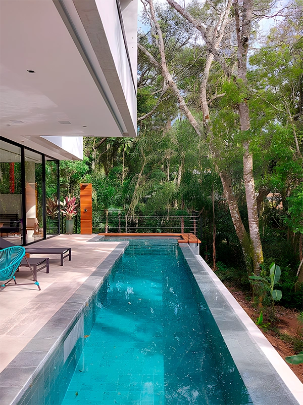 porcelanato fosco na área de lazer com piscina