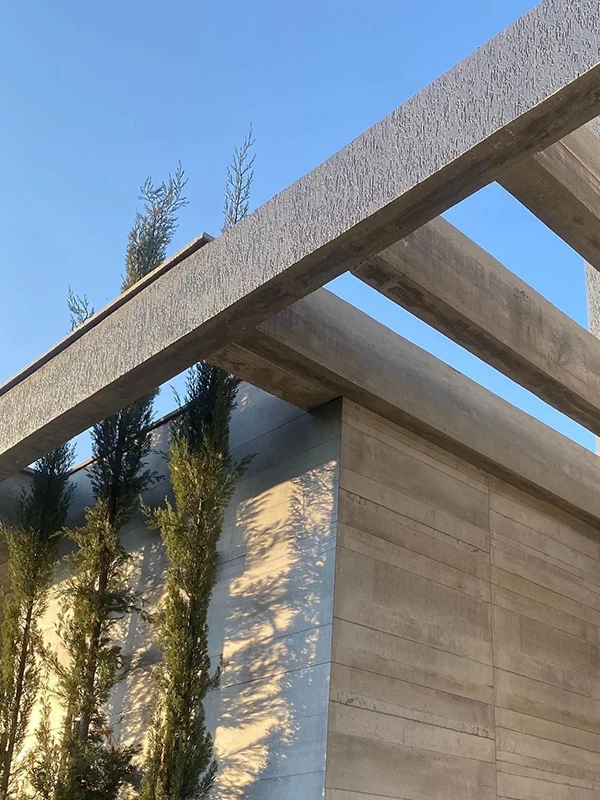 terraço com pergolado de concreto aparente