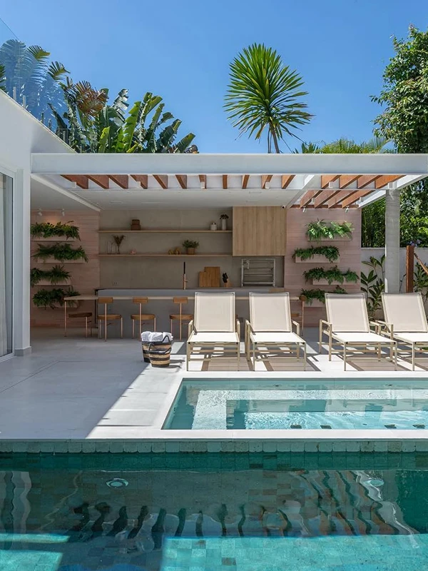 quinatl com piscina e pergolado branco