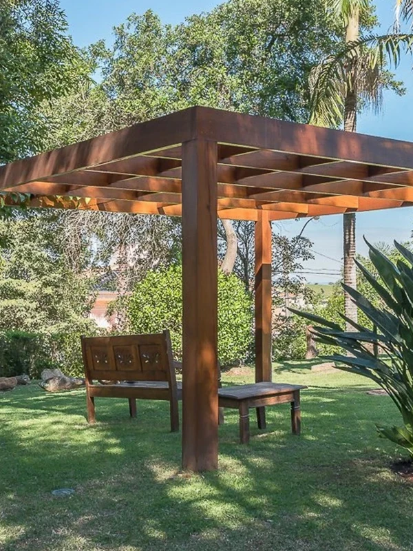 pergolado no meio do jardim em harmonia com a natureza