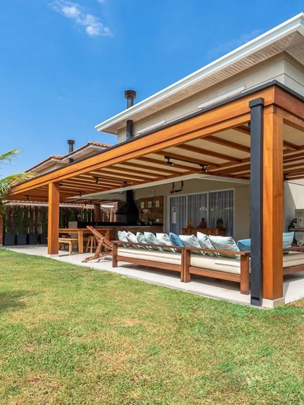 ganhando espeço no jardim com a estrutura de madeira