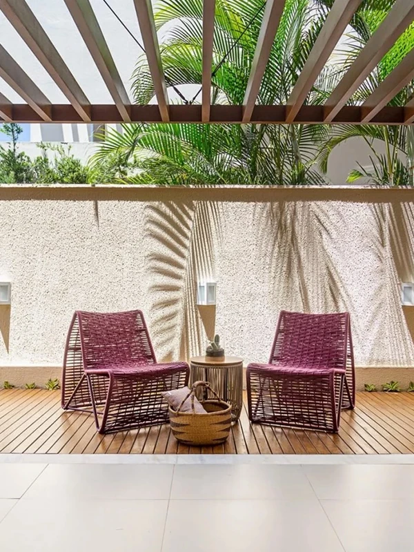 estruturas de madeira, deck de madeira plicado no piso com espreguiçadeira bordo