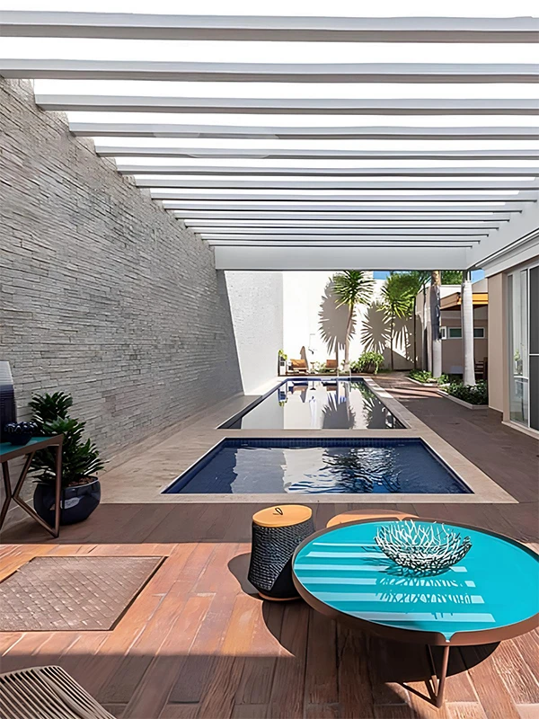 combinação elegante na piscina indoor com pergolado de metal branco