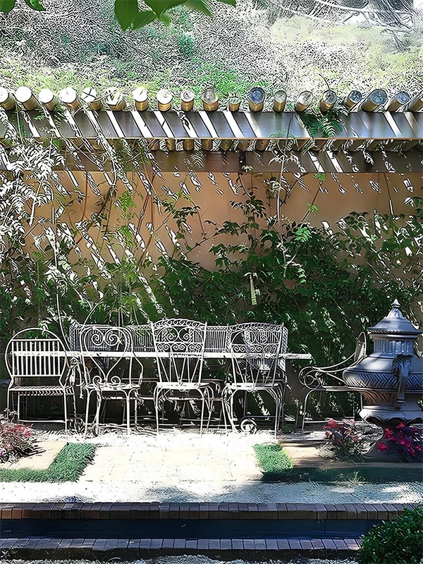 espaço com cadeiras e no fundo plantas trepadeiras