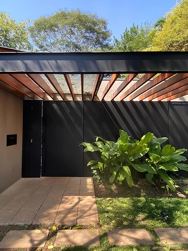 espaço ao ar livre em combinação com madeira e metal 