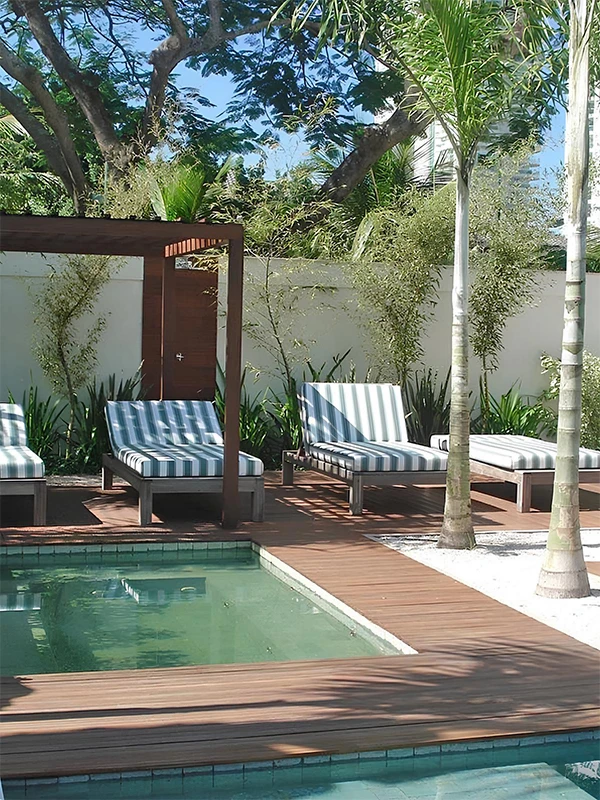 piscina com deck e pergolado