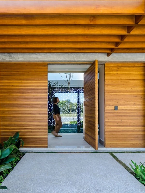 fachada externa com pergolado