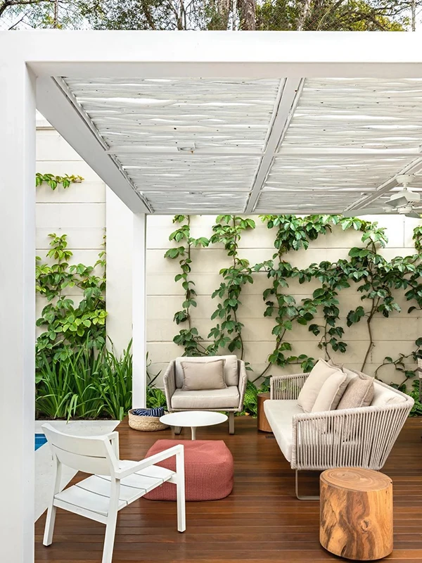 quinatl pequeno com pergolado branco