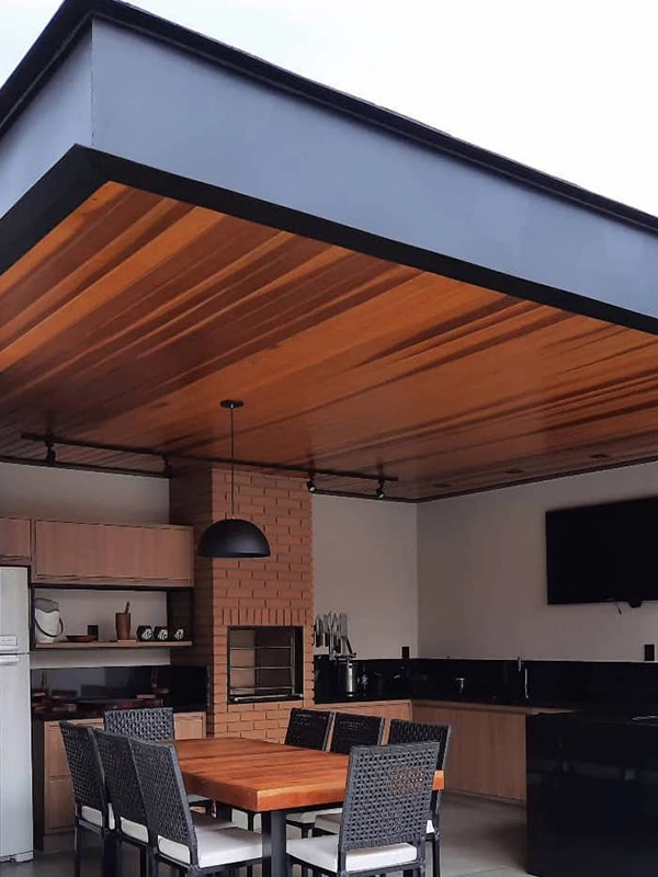 Espaço aconchegante com pergolado metálico