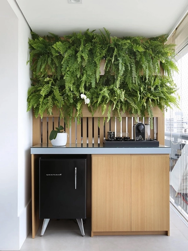 Jardim vertical na parede da área gourmet pequena