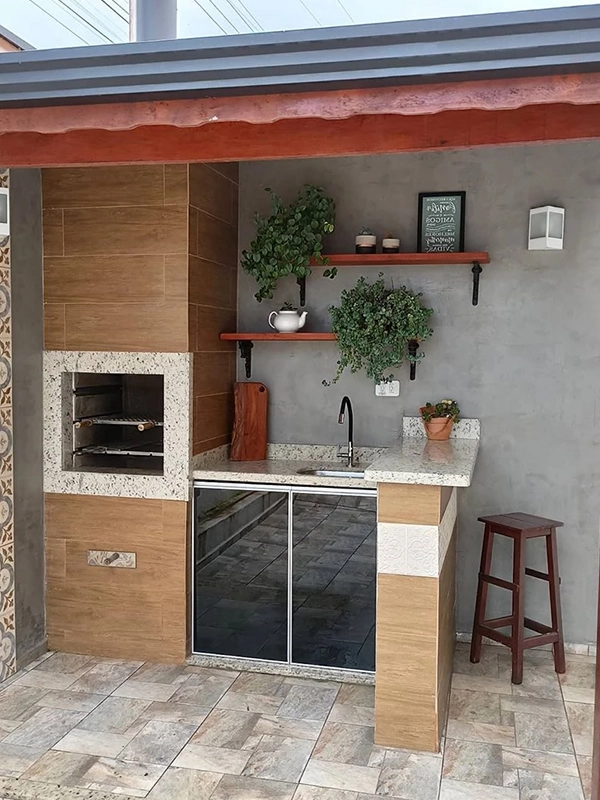 conforto garantido com jardim vertical na parede na área gourmet pequena simples