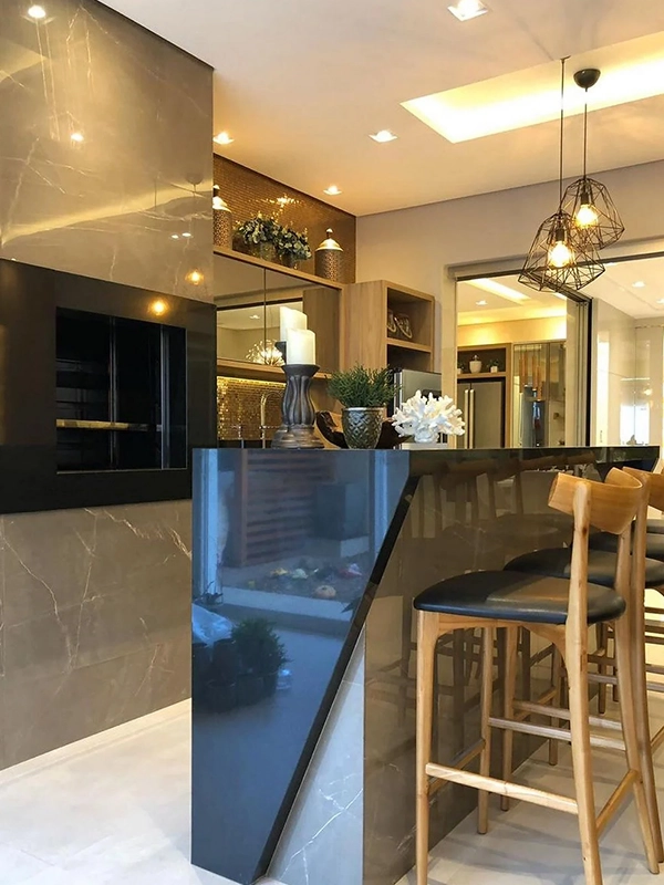 ambiente multifuncional e compacto com ilha e churrasqueira de porcelanato