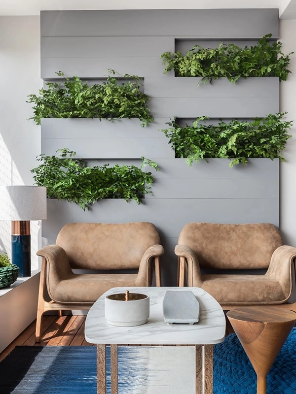Plantas na área gourmet pequena da varanda de apartamento