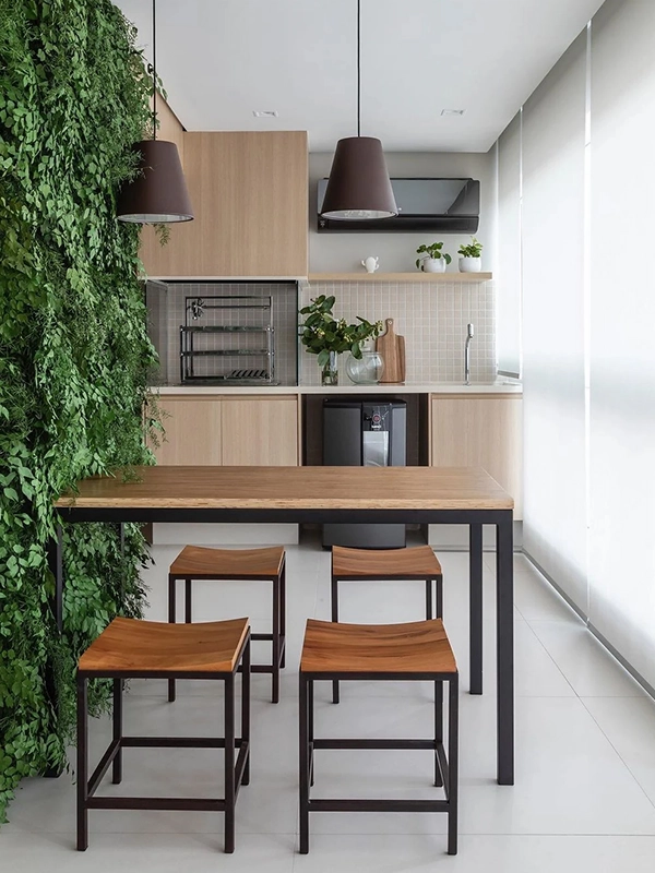 Iluminação pendente sobre a mesa da área gourmet pequena