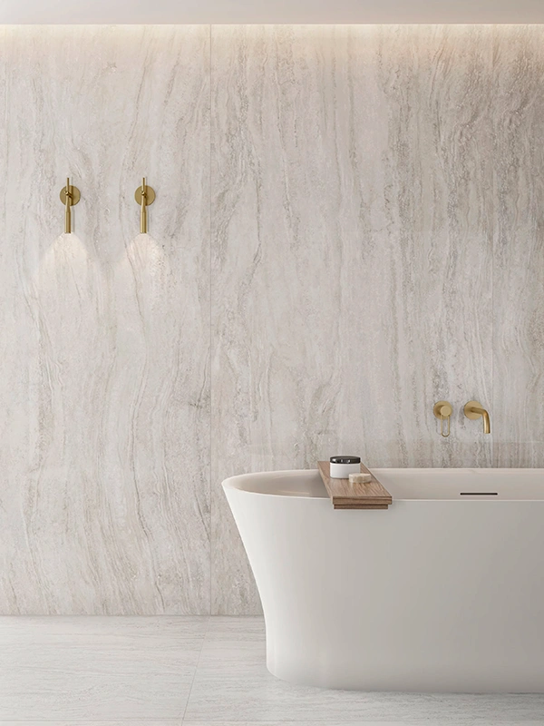 banheiro com banheira com revestimento de porcelanato travertino no piso e parede